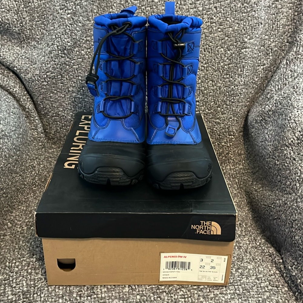 The North Face youth unisex Alpenglow IV boots size 3 snow boots